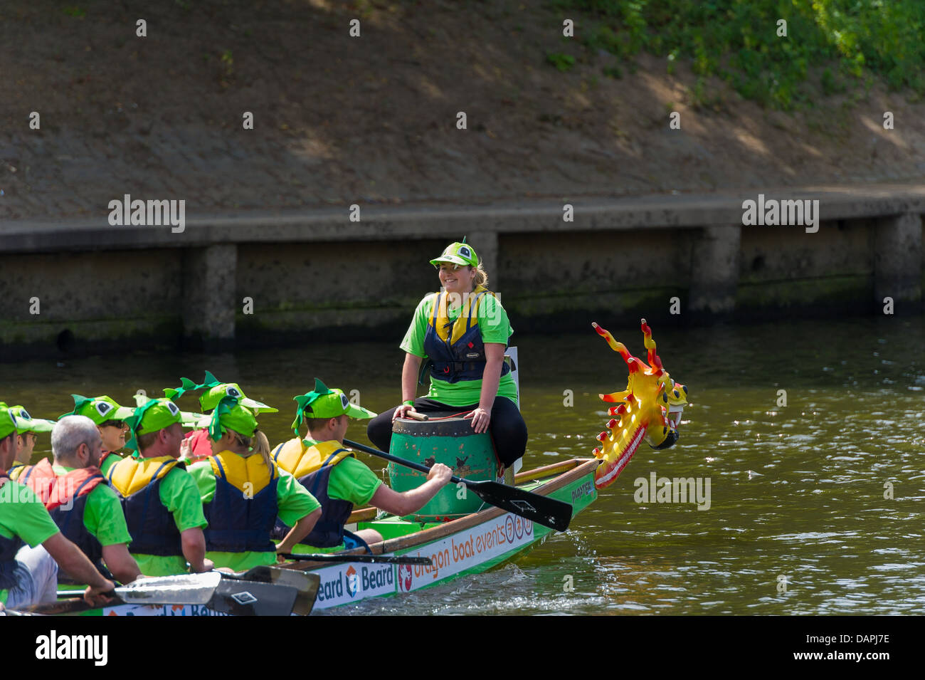 Un abito di fantasia della carità evento. Il 2013 'Guida per degli eroi della carità gara di dragon boat organizzata dal Rotary Club di York. Equipaggio del team Foto Stock