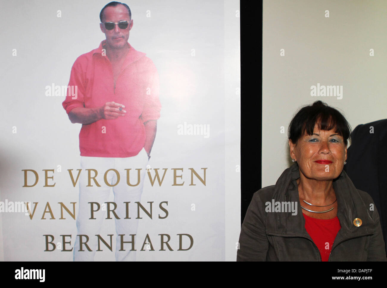 Mildred Zijlstra pone durante la presentazione del nuovo libro di royalty olandese reporter Marc van der Linden " Le donne di Prince Bernhard' ad Amsterdam in Olanda, 24 agosto 2011. Secondo Marc van der Linden, Mildred è il terzo bambino extraconiugale del tardo olandese Prince Bernhard. Foto: Albert van der Werf PAESI BASSI FUORI Foto Stock
