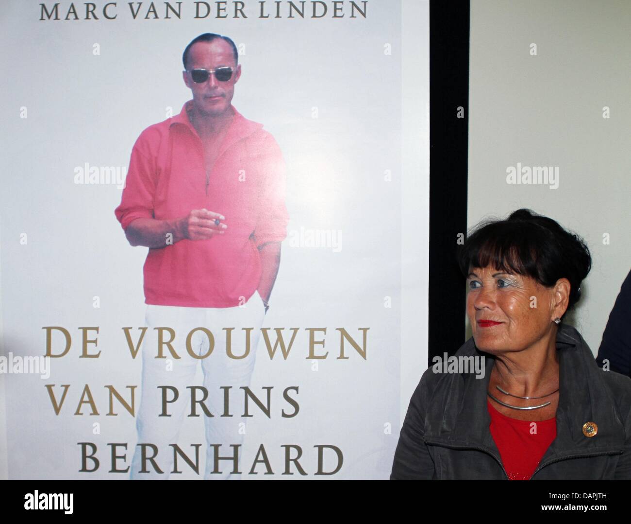Mildred Zijlstra pone durante la presentazione del nuovo libro di royalty olandese reporter Marc van der Linden " Le donne di Prince Bernhard' ad Amsterdam in Olanda, 24 agosto 2011. Secondo Marc van der Linden, Mildred è il terzo bambino extraconiugale del tardo olandese Prince Bernhard. Foto: Albert van der Werf PAESI BASSI FUORI Foto Stock