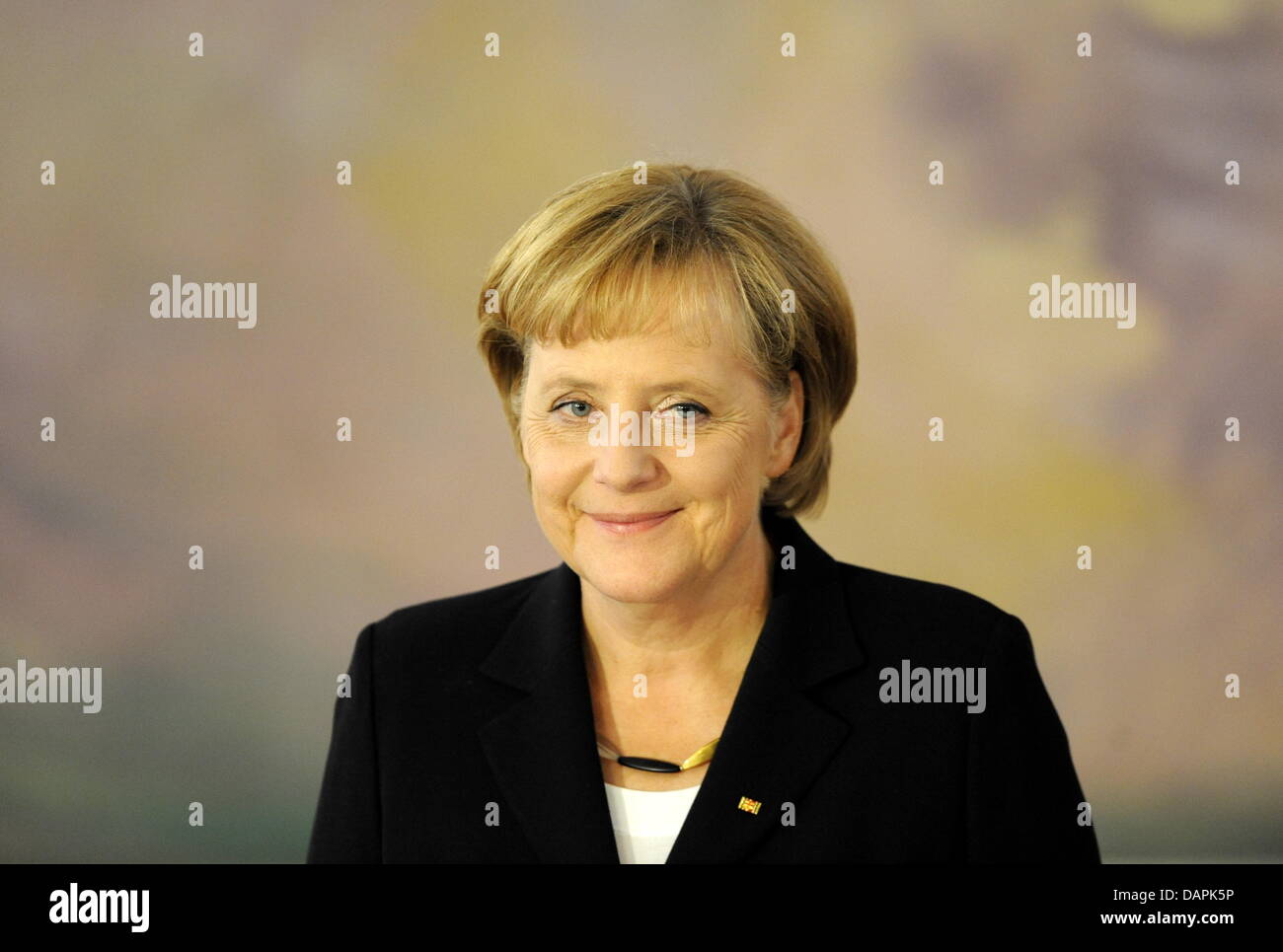 FILE - Un archivio foto datata 28 ottobre 2009 mostra il Cancelliere Angela Merkel, offrendo un discorso presso il castello di Bellevue di Berlin, Germania. Di nuovo, la rivista Forbes ha nominato cancelliere tedesco Angela Merkel il più potente del mondo donna. Foto: Maurizio Gambarini Foto Stock