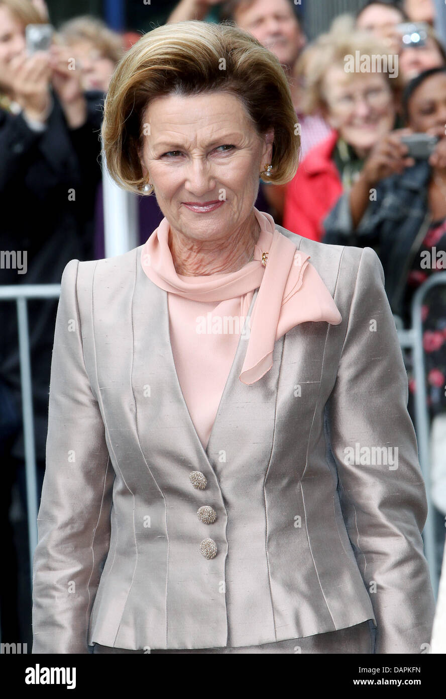 Norwegian Queen Sonja lascia la chiesa in occasione del decimo anniversario di matrimonio della corona norvegese principe della giovane a Oslo, Norvegia, 25 agosto 2011. Foto: Patrick van Katwijk Foto Stock