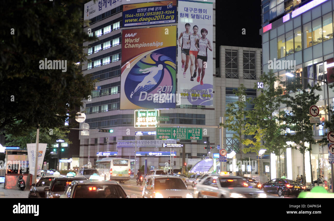 Grande banner pubblicitario per il 2011 Campionati del Mondo di atletica leggera appendere nelle strade di Daegu, Corea del Sud, il 25 agosto 2011. 1945 atleti provenienti da 202 nazioni sarà competere nel campionato. Il 2011 Campionati del Mondo di atletica leggera si svolgerà dal 27 agosto al 4 settembre 2011. Foto: Rainer Jensen Foto Stock