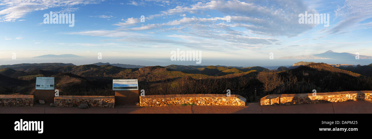La Spagna, La Gomera, vista dall'Alto de Garajonay mountain, Tenerife e La Palma in background Foto Stock