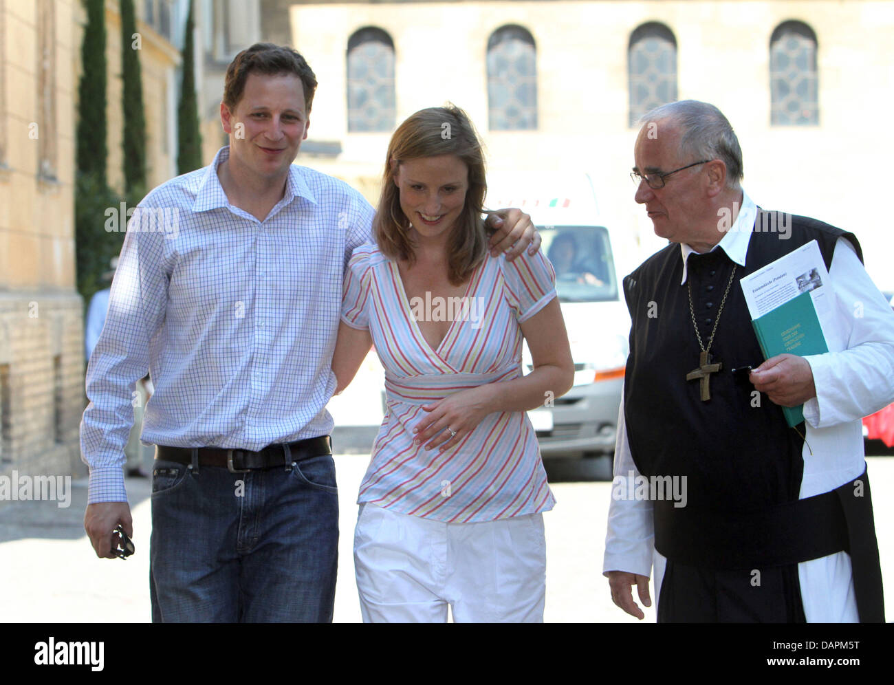 Georg Friedrich principe di Prussia (L), la sua fidanzata, Sophie Principessa di Prussia e pensionati abate Gregor Henckel von Donnersmarck arriva per la giovane Chiesa di prove di nozze presso la chiesa della pace a Potsdam, Germania, 26 agosto 2011. Il 27 agosto 2011, il giovane avrà un incontro ecumenico di nozze per il Principe è protestante e la principessa cattolica. Gregor Henckel von Donnersm Foto Stock