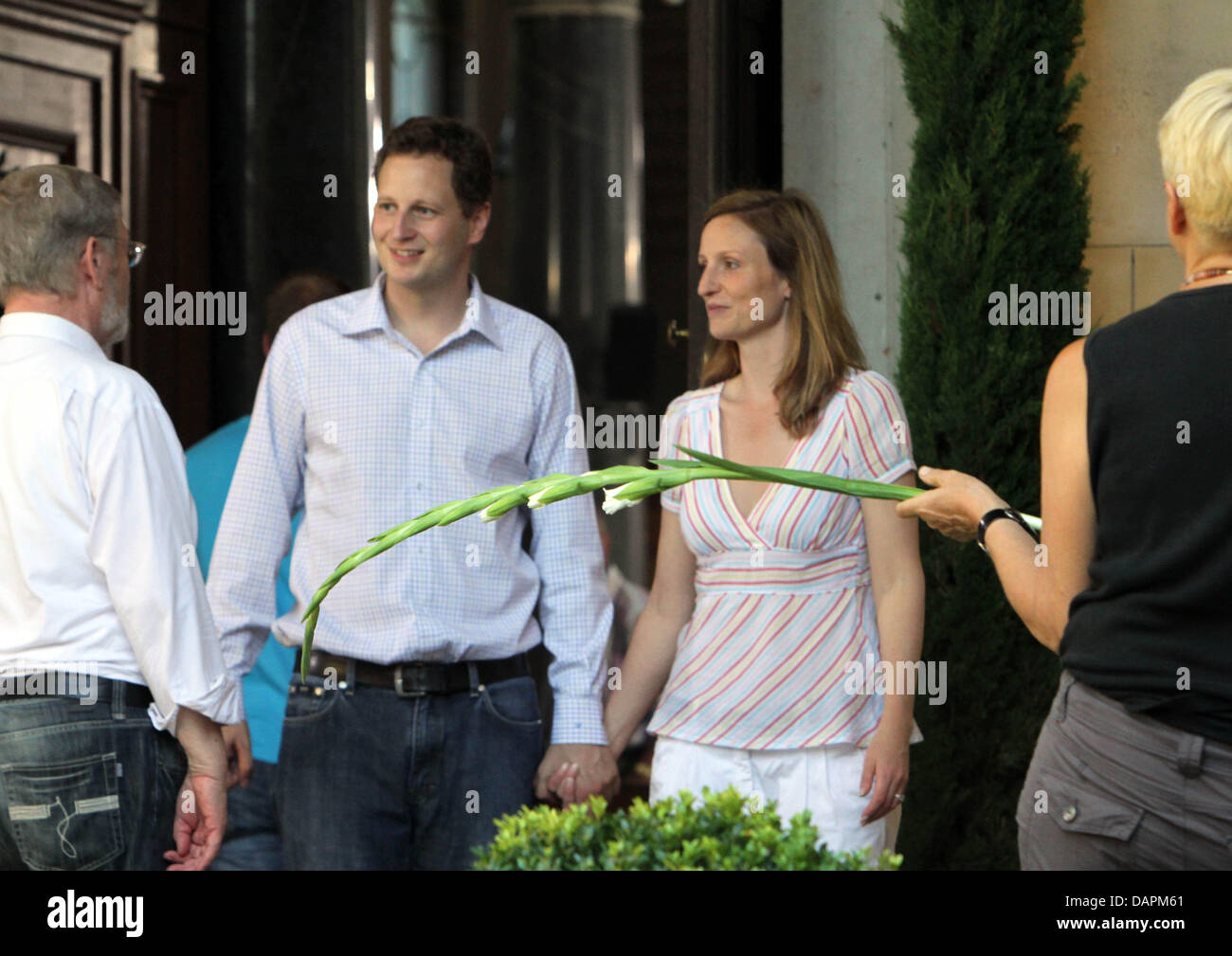Georg Friedrich principe della Prussia e la sua fidanzata, Sophie Principessa di Prussia, lasciare il loro matrimonio chiesa prove in chiesa della pace a Potsdam, Germania, 26 agosto 2011. Il 27 agosto 2011, il giovane si sposeranno nella chiesa della pace. Circa 700 tedeschi ed internazionali royals sarà previsto per la Hohenzollern nozze di Sanssouci. Foto: Nestor Bachmann Foto Stock