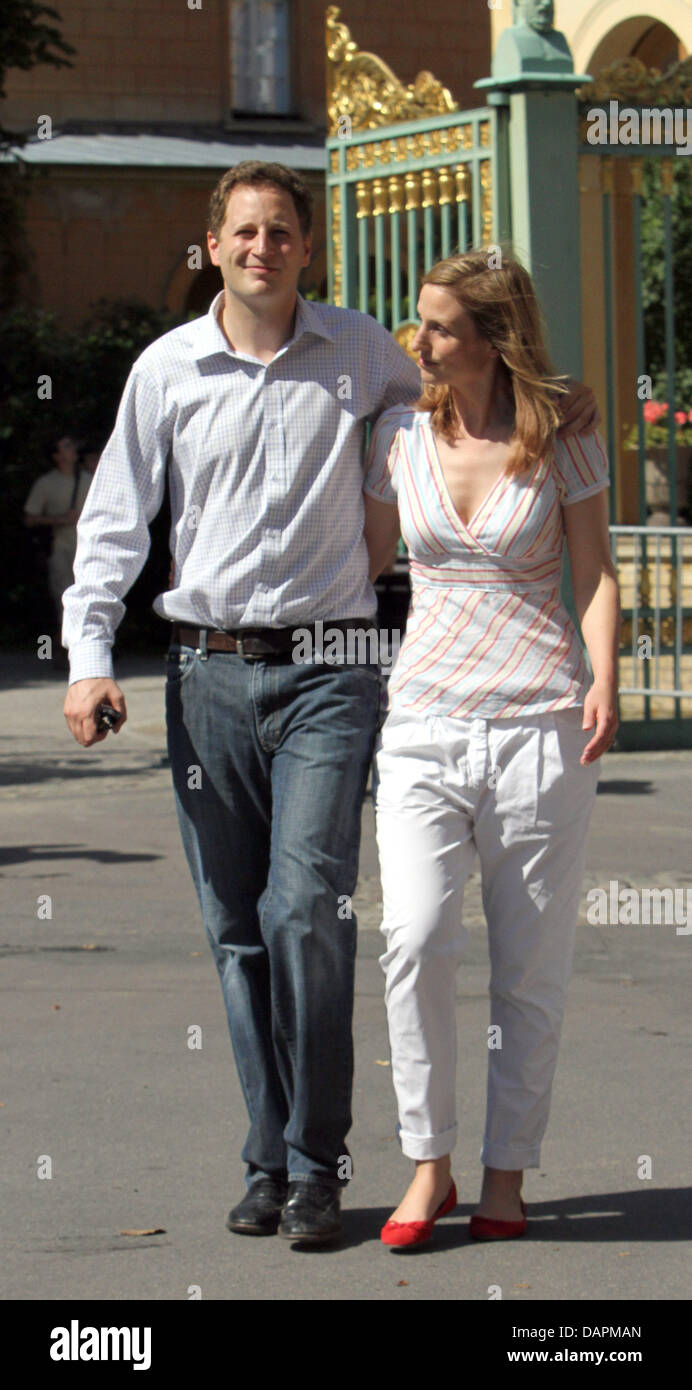 Georg Friedrich principe della Prussia e la sua fidanzata, Sophie Principessa di Prussia, lasciare il loro matrimonio chiesa prove in chiesa della pace a Potsdam, Germania, 26 agosto 2011. Il 27 agosto 2011, il giovane si sposeranno nella chiesa della pace. Circa 700 tedeschi ed internazionali royals sarà previsto per la Hohenzollern nozze di Sanssouci. Foto: Nestor Bachmann Foto Stock