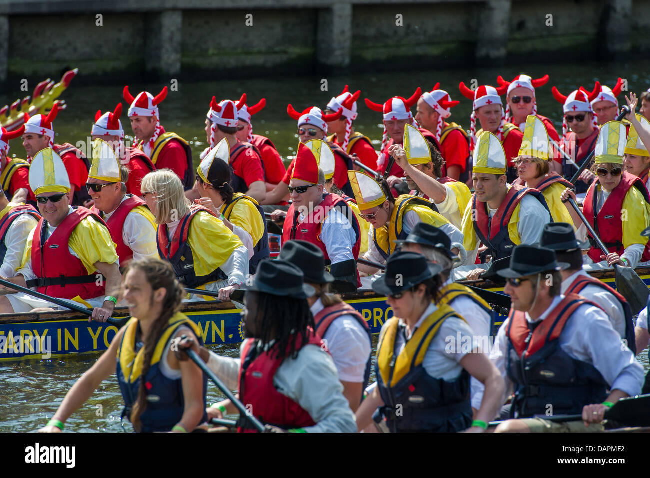 Il 2013 'Guida per degli eroi della carità gara di dragon boat fancy dress evento di beneficenza organizzata dal Rotary Club di York. Foto Stock