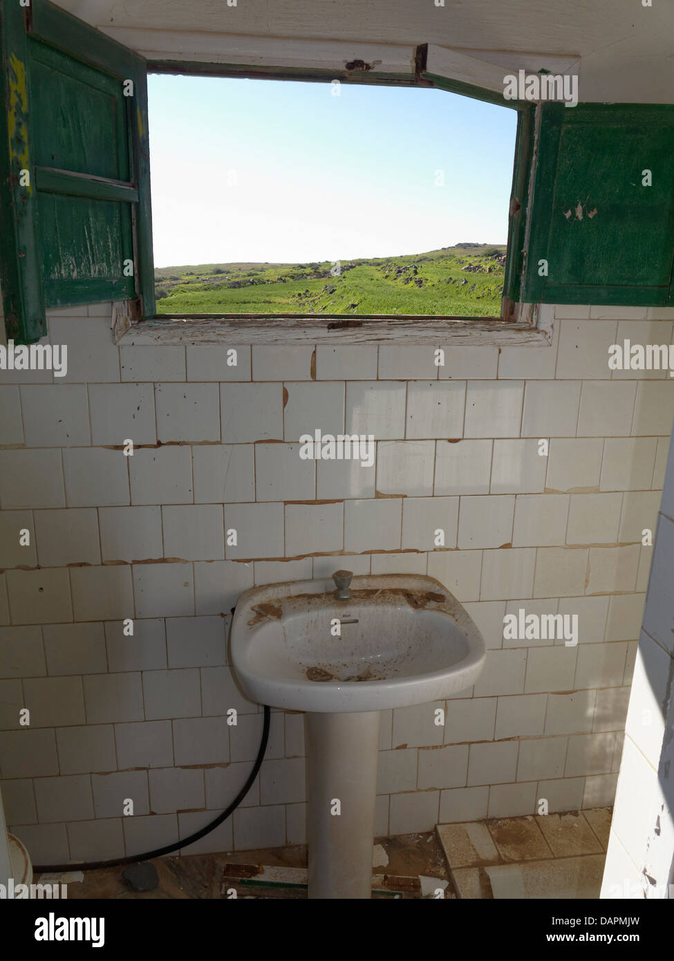 In Spagna, La Gomera, rovinato il bagno del vecchio aeroporto Foto stock -  Alamy