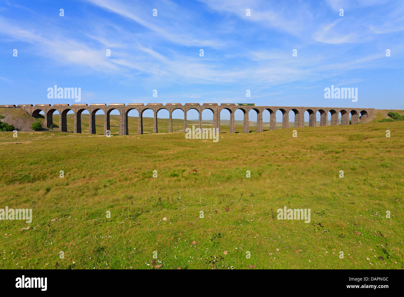 Treno merci attraversando il viadotto Ribblehead, North Yorkshire, Yorkshire Dales National Park, Inghilterra, Regno Unito. Foto Stock