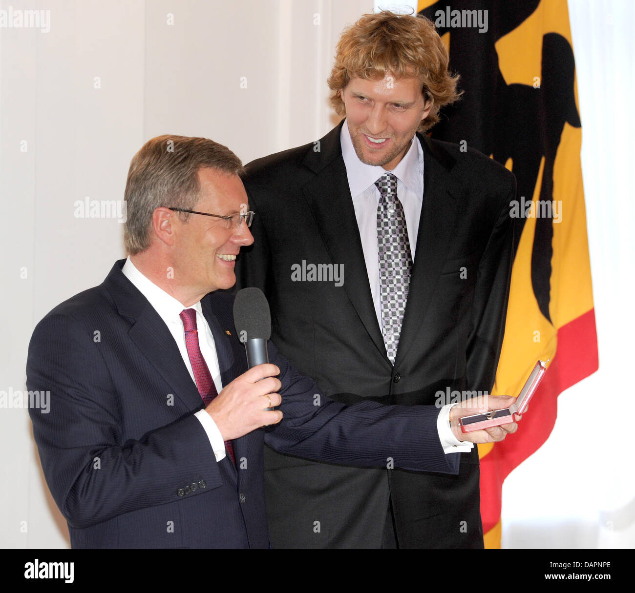 Il tedesco giocatore di basket Dirk Nowitzki (R) riceve la baia di argento foglia di alloro (Silbernes Lorbeerblatt) dal Presidente tedesco Christian Wulff presso il Palazzo Bellevue a Berlino (Germania), 28 agosto 2011. Nowitzki, giocatore della squadra NBA Dallas Mavericks, riceve il più alto premio sport in Germania. Foto: Tim Brakemeier Foto Stock