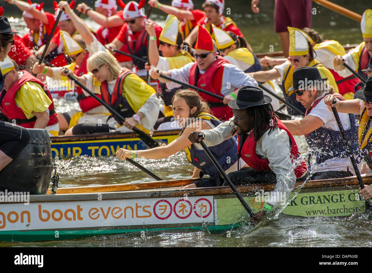 Lo sforzo di dolore all'inizio di una gara al 2013 Rotary Club Drago Cinese evento in barca sul fiume Ouse a York Regno Unito. I team degli equipaggi Foto Stock