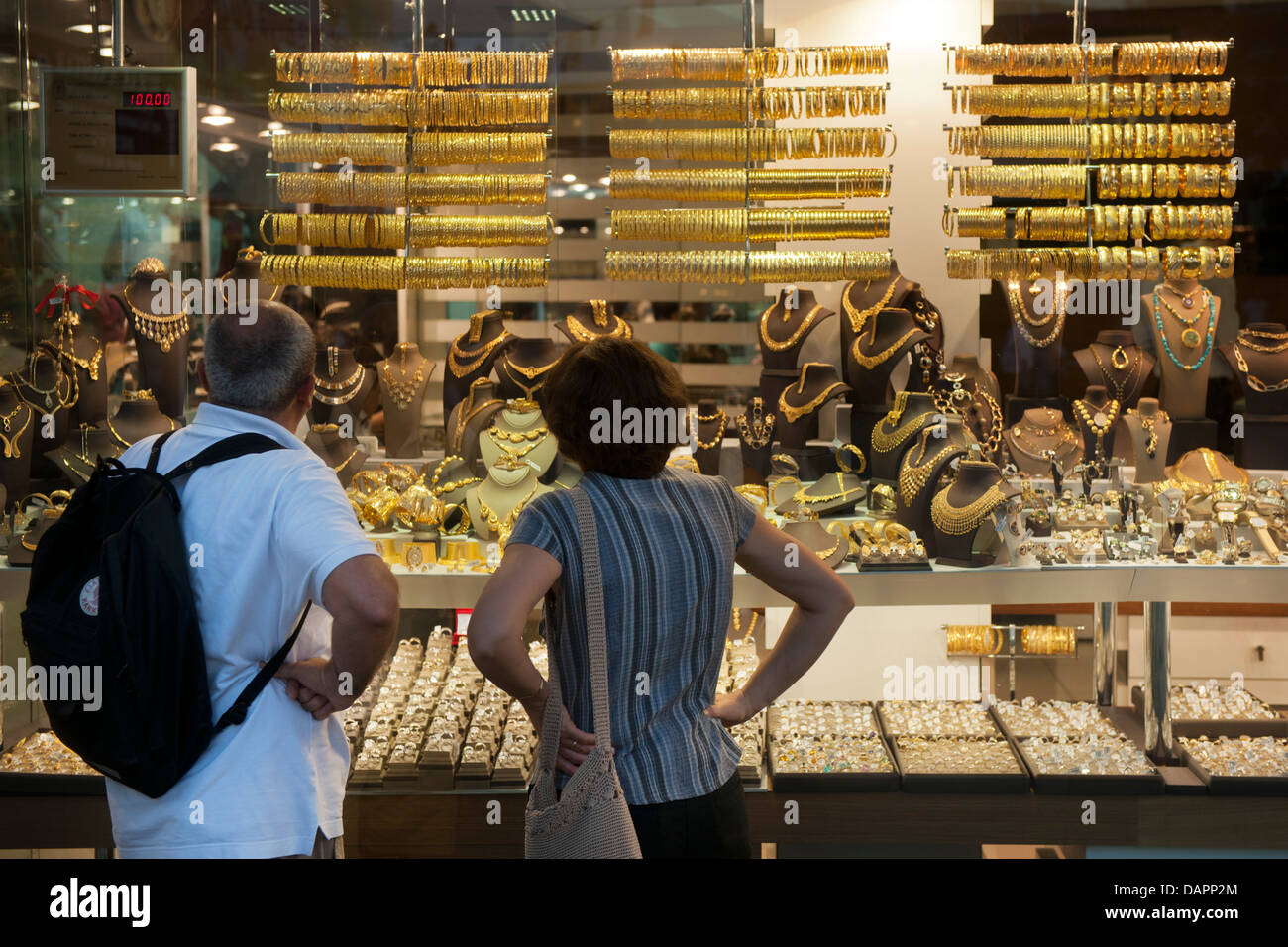 Türkei, Antalya-Stadt, Touristenbazaar, Touristen vor der Auslage eines Juweliergeschäftes Foto Stock