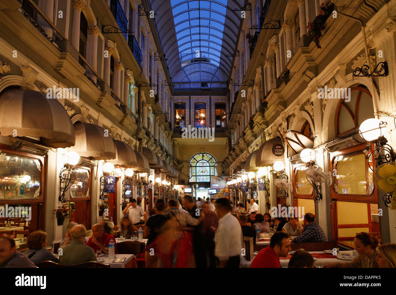 Turchia, Istanbul, ristorante a Cicek Pasaji Foto Stock