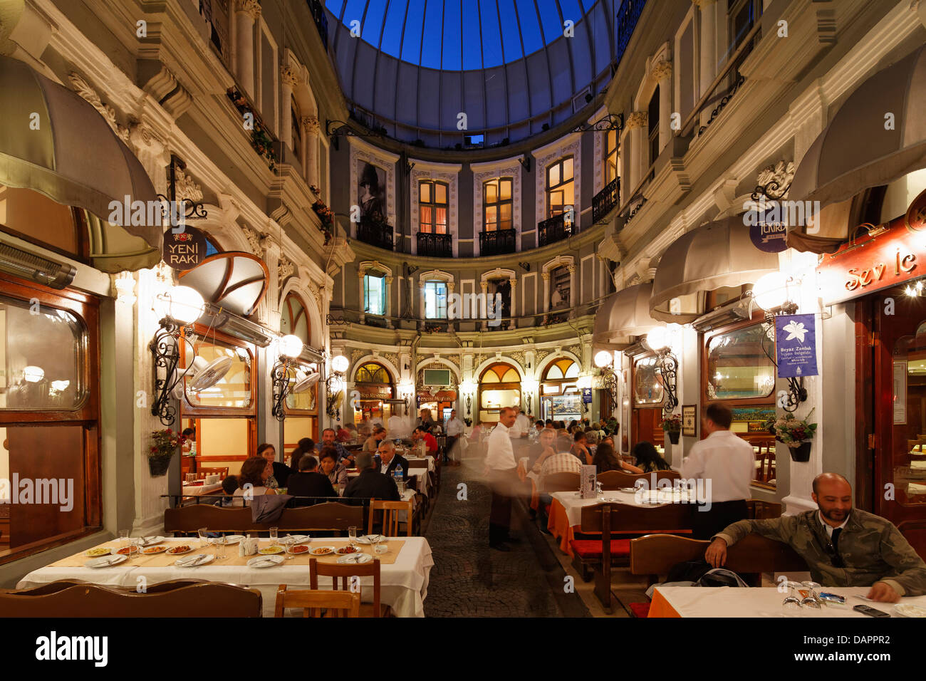 Turchia, Istanbul, ristorante a Cicek Pasaji Foto Stock