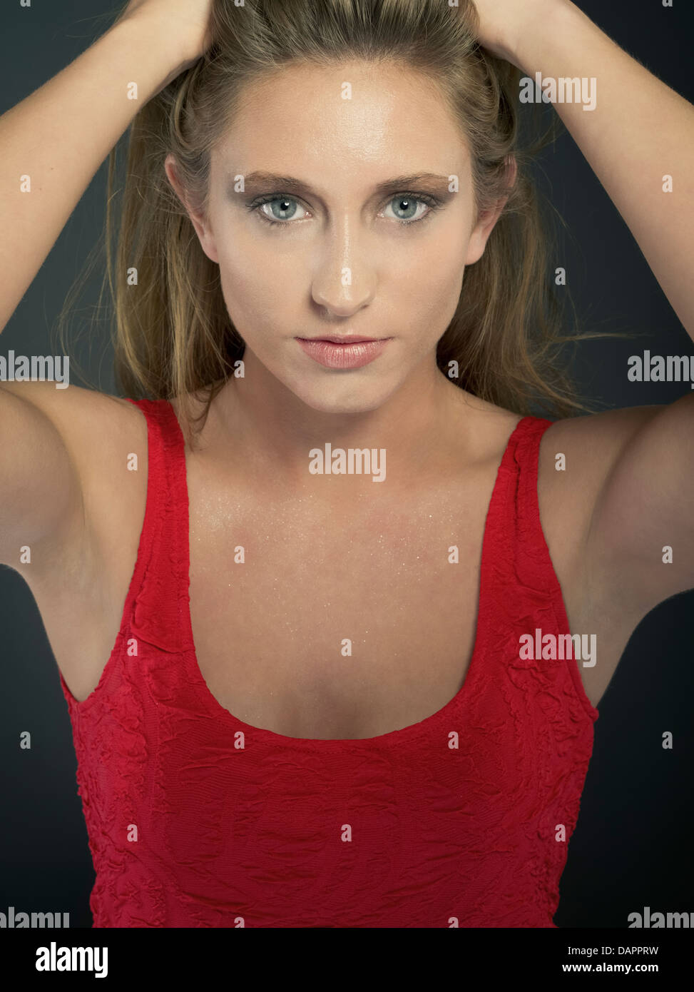 Studio Ritratto di giovane bella donna bionda in abito rosso Foto Stock