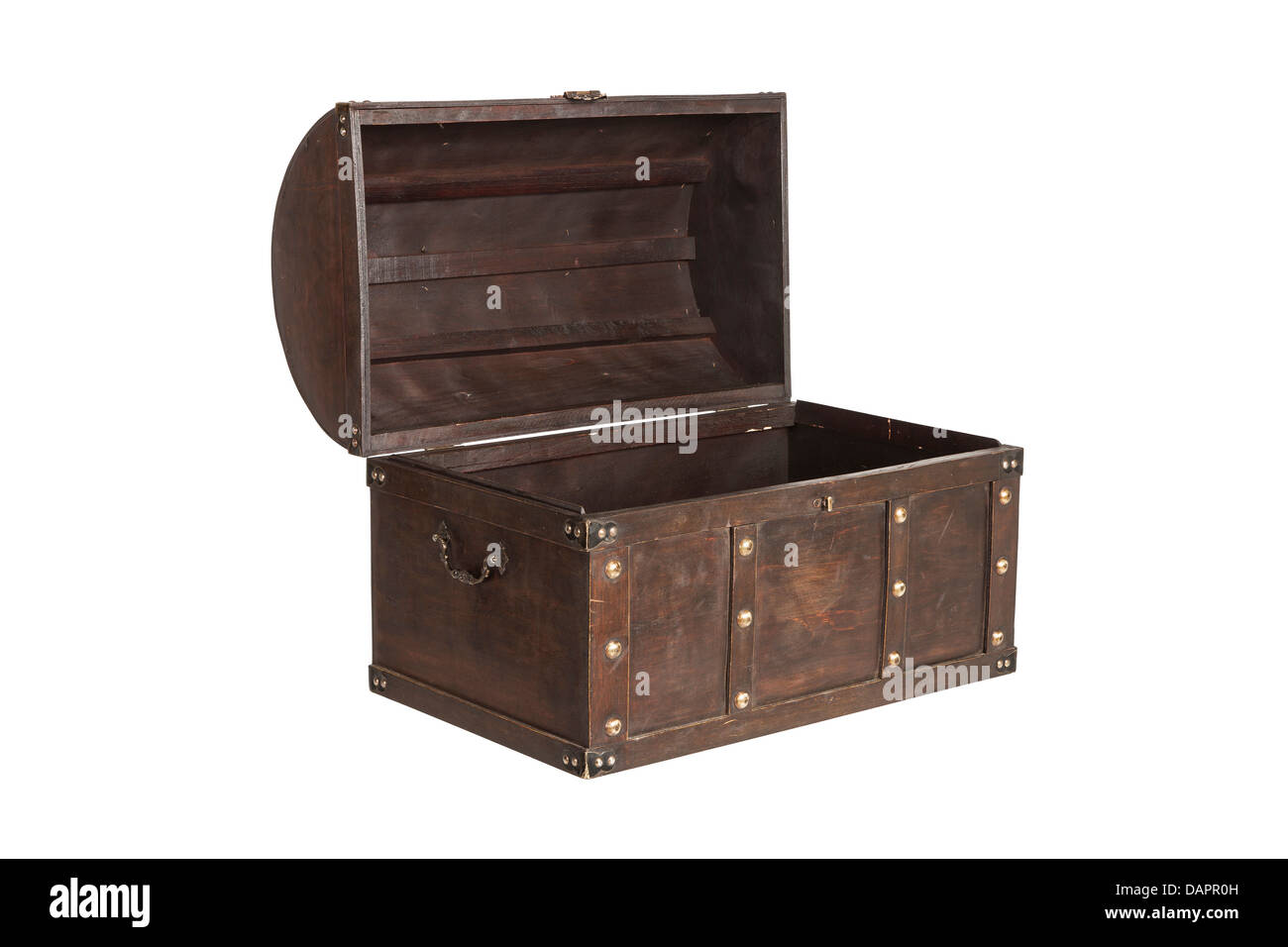 Antico scrigno isolati su sfondo bianco Foto Stock