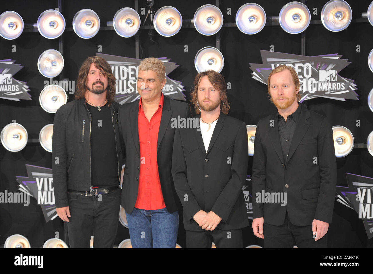 Musicisti Dave Grohl (l-r), Pat cospargere, Chris Shiflett Nate Mendel della banda "Foo Fighters' arrivano al ventottesimo annuale degli MTV Video Music Awards presso il Nokia Theatre di Los Angeles Vive a Los Angeles, Stati Uniti d'America, su 28. Agosto, 2011. Foto: Hubert Boesl Foto Stock