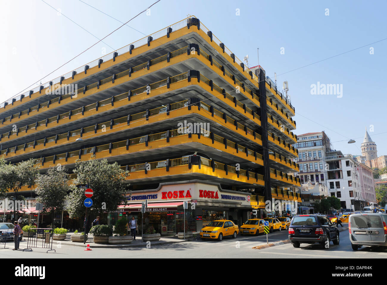 Turchia, Istanbul, vista del parcheggio coperta a Karakoy Foto Stock