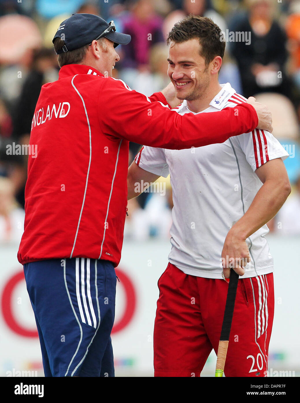 L'Inghilterra del James Tindall (R) celebra il suo golden gol con il coach Andy Halliday durante gli uomini di nazioni EuroHockey Championship al terzo posto di play-off match Belgio vs. Inghilterra a Hockey-Park in Moenchengladbach, Germania, 28 agosto 2011. Inghilterra vinto da 2-1. Foto: Roland Weihrauch Foto Stock