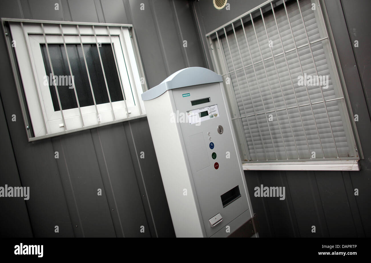 Un ticket machine, che è simile al parcheggio di metri e può essere utilizzato da street prostitute, è visto a Bonn, Germania, 29 agosto 2011. Street prostitute sono per disegnare un biglietto da distributori automatici e devono pagare una tassa tassa di 6 euro a notte per la città di Bonn. Foto: Oliver Berg Foto Stock