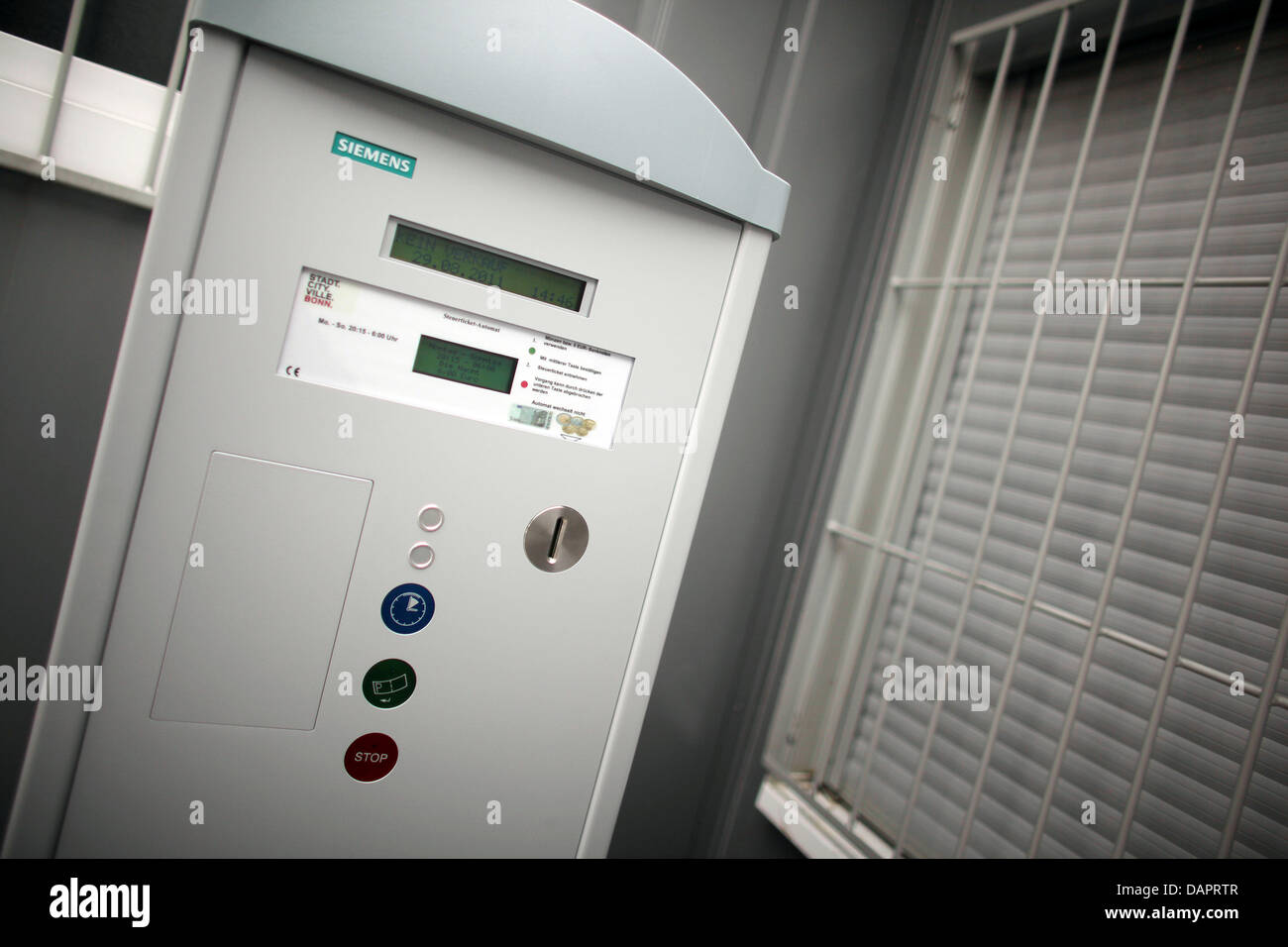 Un ticket machine, che è simile al parcheggio di metri e può essere utilizzato da street prostitute, è visto a Bonn, Germania, 29 agosto 2011. Street prostitute sono per disegnare un biglietto da distributori automatici e devono pagare una tassa tassa di 6 euro a notte per la città di Bonn. Foto: Oliver Berg Foto Stock