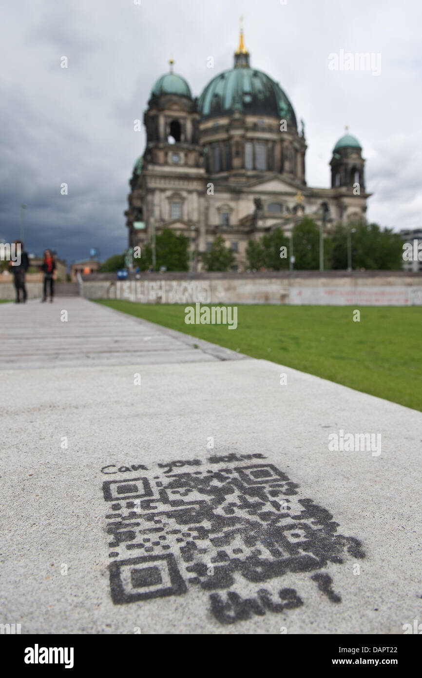 Un cosiddetto codice QR ("Risposta rapida') è scritto sul terreno presso la Piazza del Palazzo a Berlino, Germania, 30 agosto 2011. Attivisti per i diritti umani utilizzare questi codici e la questione 'puoi risolvere questo?' per chiamata su politici e attirare l attenzione ai problemi educativi in Iran. Non appena uno usa il suo smartphone blackberry e il relativo software e scatta una foto del codice la campagna' Foto Stock