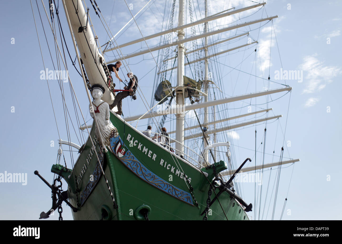 Gli alpinisti Carolin lordo e Johannes Nacke opera in un armamento della nave museo Rickmer Rickmers nel porto di Amburgo, Germania, 23 agosto 2011. I lavori di manutenzione sulla ex addestramento alla vela di nave continuerà fino al 02 settembre 2011. Foto: Kay Nietfeld Foto Stock