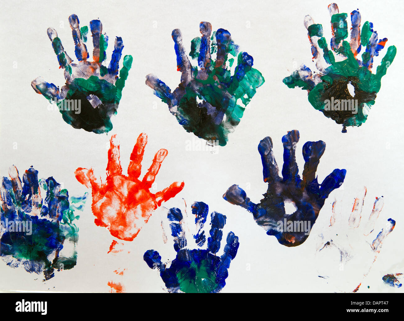 (Dpa) file - un file immagine datata 11 agosto 2011 di coloratissimi handprints di tre-anno-vecchio Paolo presso i bambini art house a Monaco di Baviera, Germania. La popolazione mondiale cresce continuamente. Per la prima volta in assoluto più di sette miliardi di uomini, donne e bambini popolano la terra. Alcuni esperti temono quindi una lotta per diminuire ressources, e gli altri a riflettere su ciò che la terra già en Foto Stock