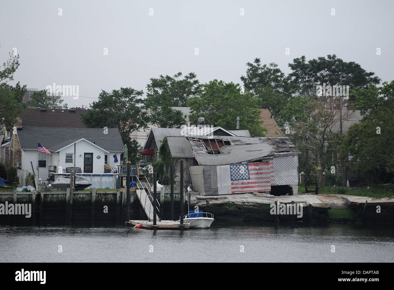 Otto mesi dopo Superstorm Sandy tore attraverso l'area di New York, molti edifici lungo Jamaica Bay ancora sono danneggiati. Foto Stock