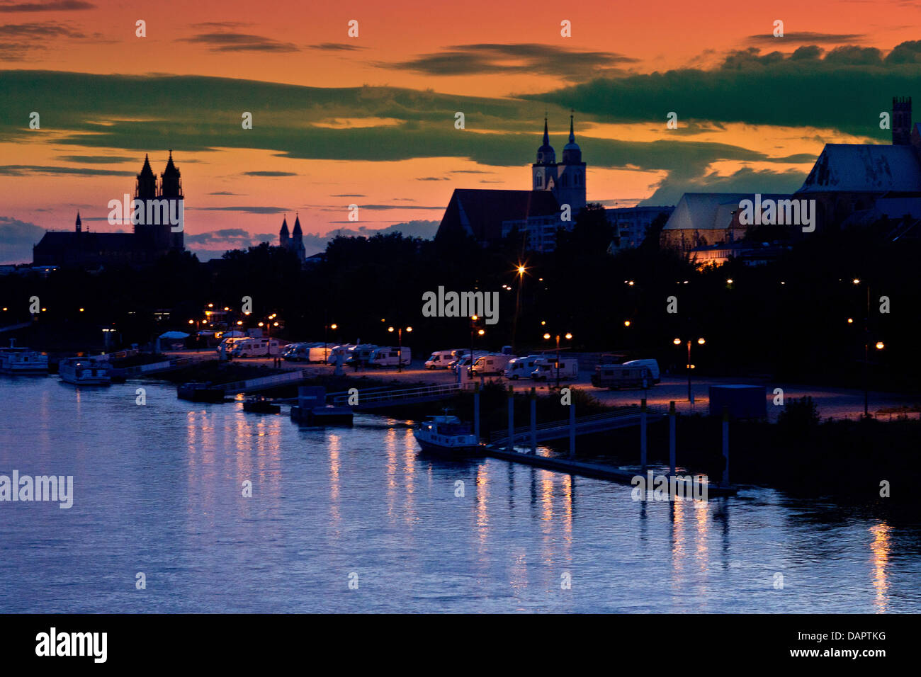 La silhouette della città è visto al tramonto con la cattedrale (L-R), il Monastero della Madonna, la Chiesa di San Giovanni Evangelista, Chiesa di San Pietro e la Chiesa vallone a Magdeburgo (Germania), 28 agosto 2011. L' introduzione di una zona ambientale è previsto per il 01 settembre 2011. Con particolari restrizioni di viaggio nella prima zona ambientale, la capitale del Land Sassonia-Anhalt è previsto per migliorare Foto Stock