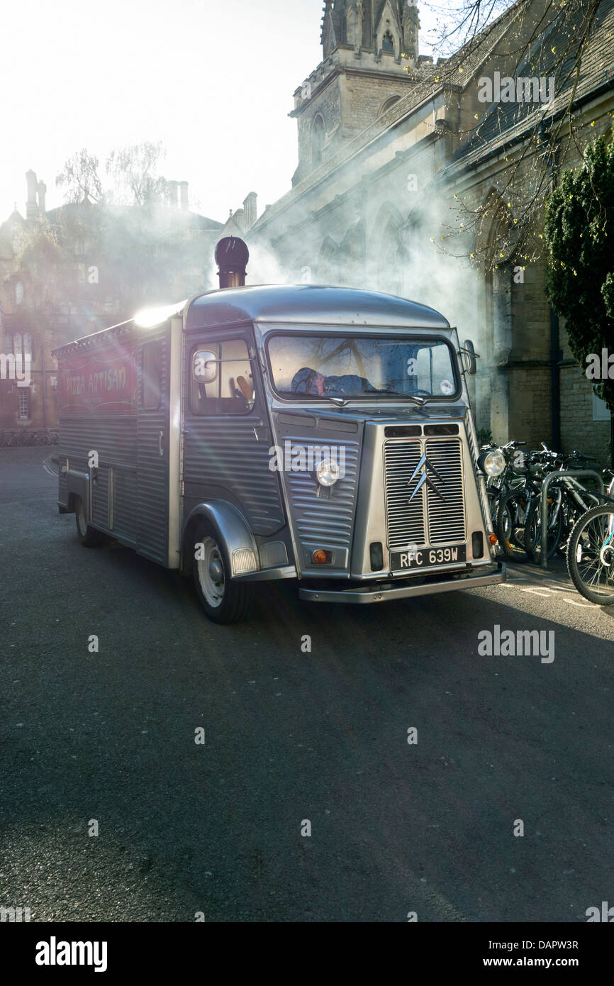 Molto fumoso pizza van in Oxford Foto Stock
