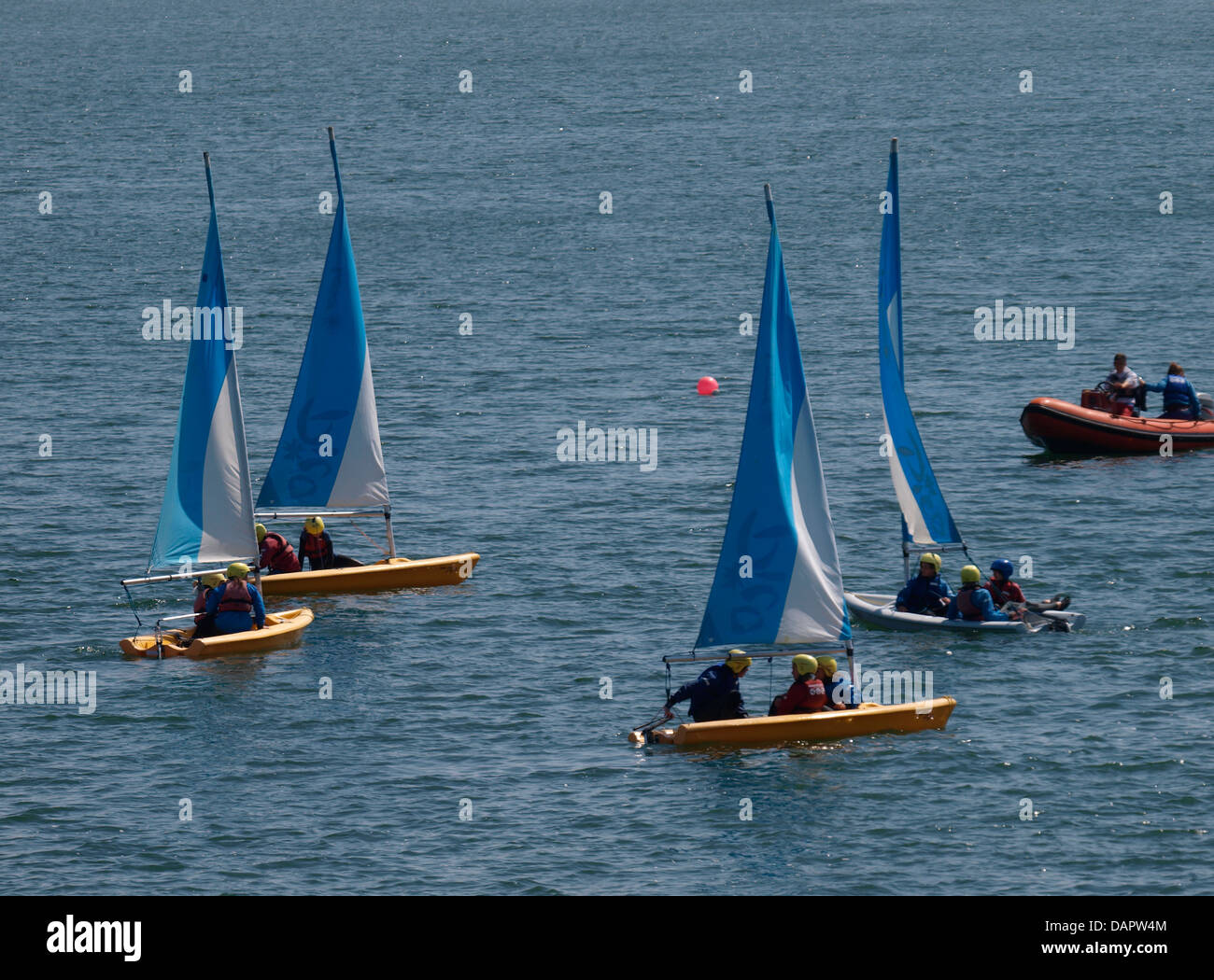 I bambini che imparano a navigare al Mount Batten Center, Plymouth UK 2013 Foto Stock