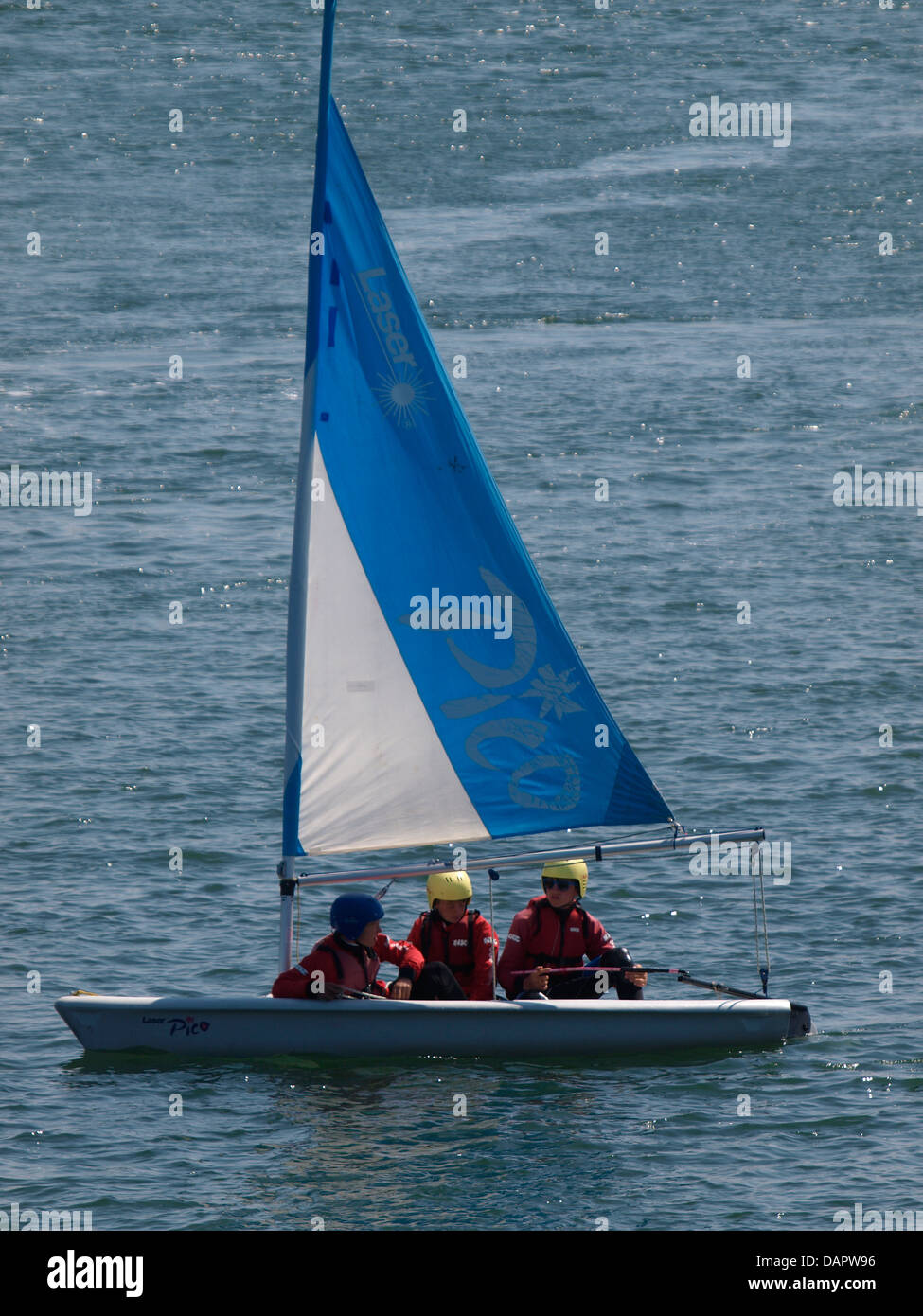 Tre bambini vela un Laser Pico yacht, Plymouth UK 2013 Foto stock - Alamy