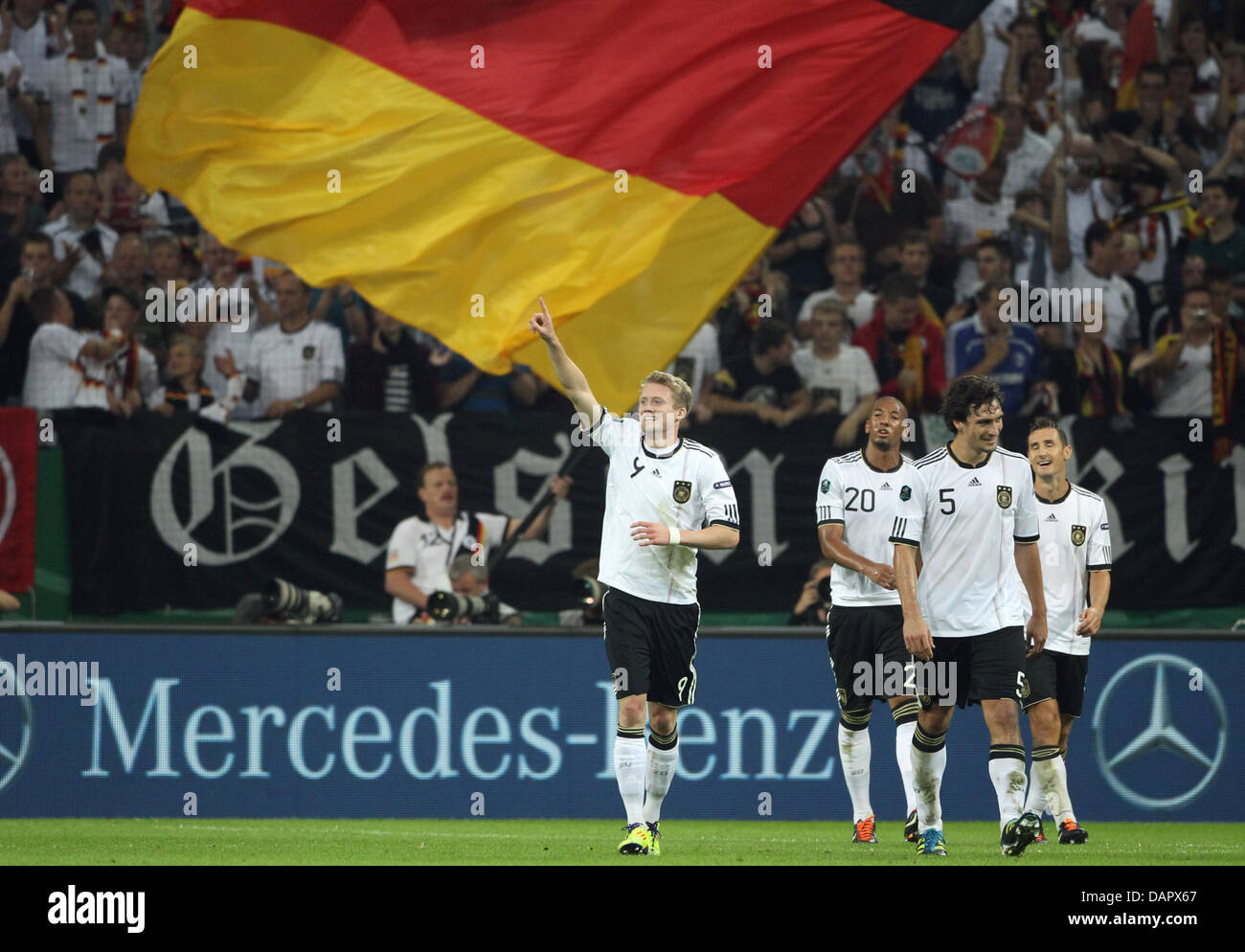 La Germania Andre Schürrle (l) celebra il suo 5-2 obiettivo durante i loro EURO 2012 Gruppo qualificatore di un match vs Germania Austria a Arena Auf Schalke di Gelsenkirchen, Germania, 02 settembre 2011. Foto: Friso Gentsch dpa/lnw +++(c) dpa - Bildfunk+++ Foto Stock