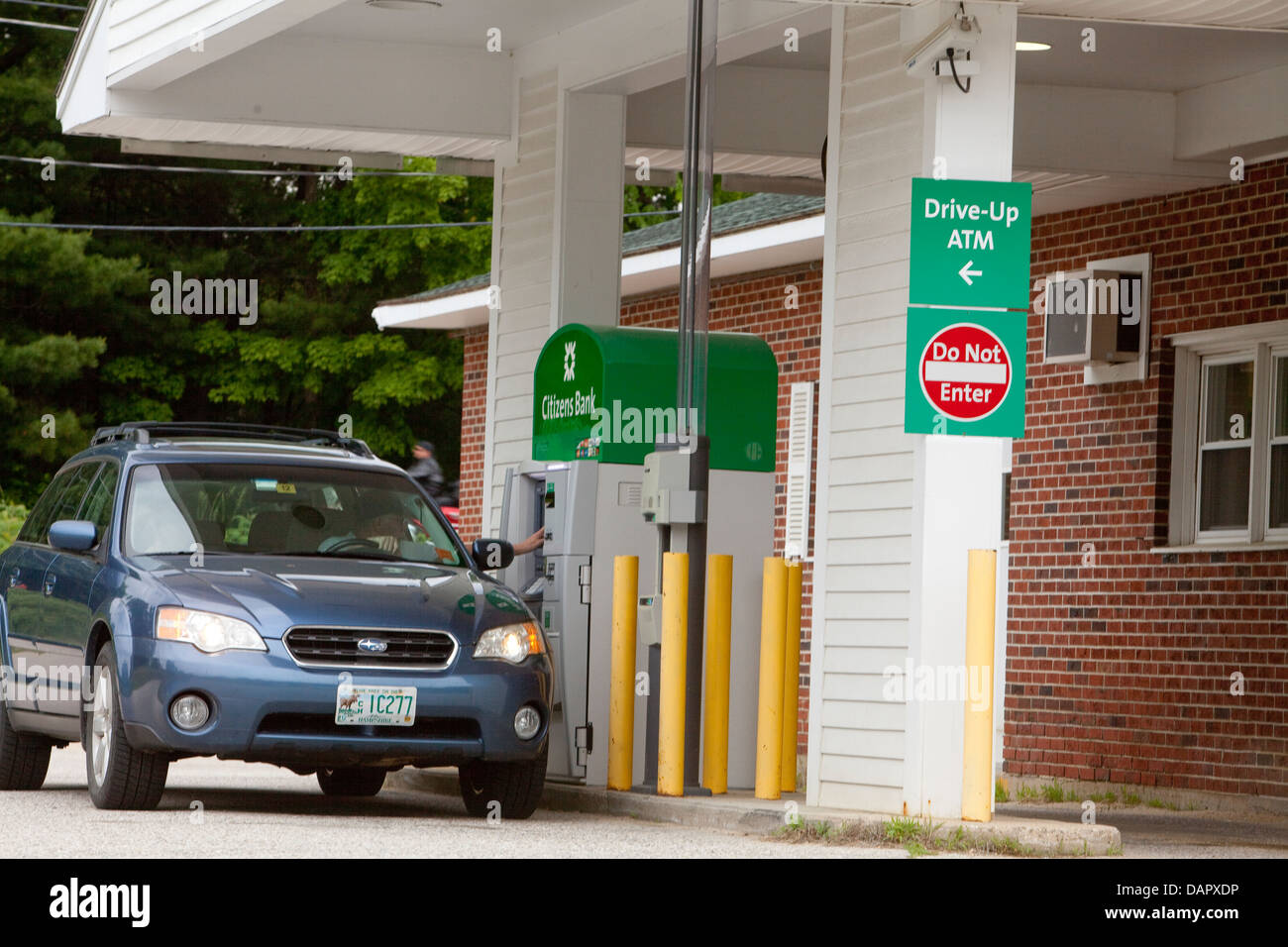 Un uomo utilizza un Citizens Bank ATM attraverso la trasmissione in Conway, New Hampshire Foto Stock