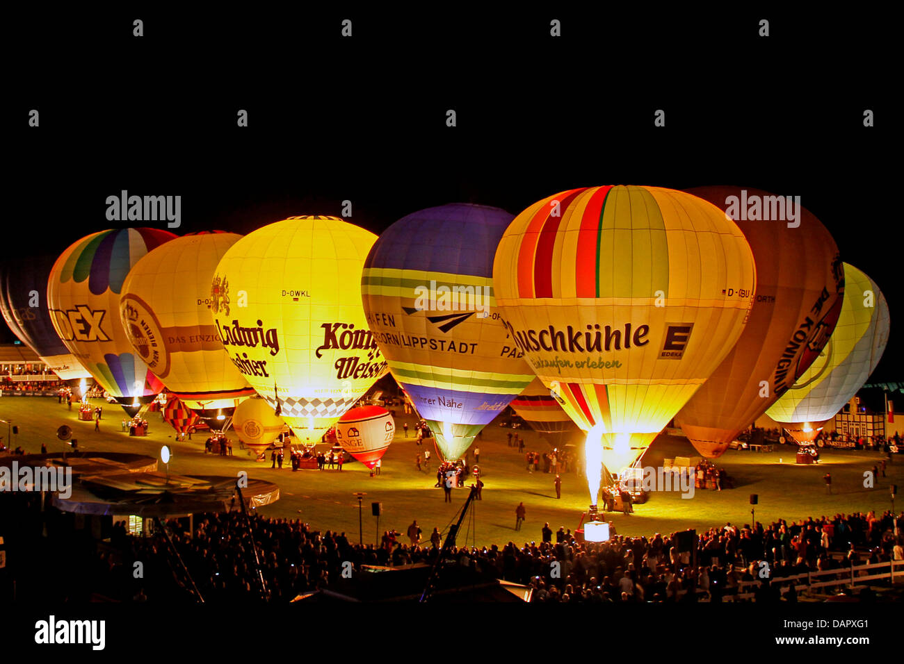 Palloncini illuminati sono illustrati nel corso del XXI Warsteiner Internationale Montgolfiade (WIM), il più grande d'Europa annuale di hot-air balloon festival, che si svolgono presso la sede dell'Warsteiner brewery in Warstein, Germania, 2 settembre 2011. Più di 130 colorate mongolfiere prese il volo il primo giorno del festival da soli. La festa prosegue fino al 10 settembre con Foto Stock