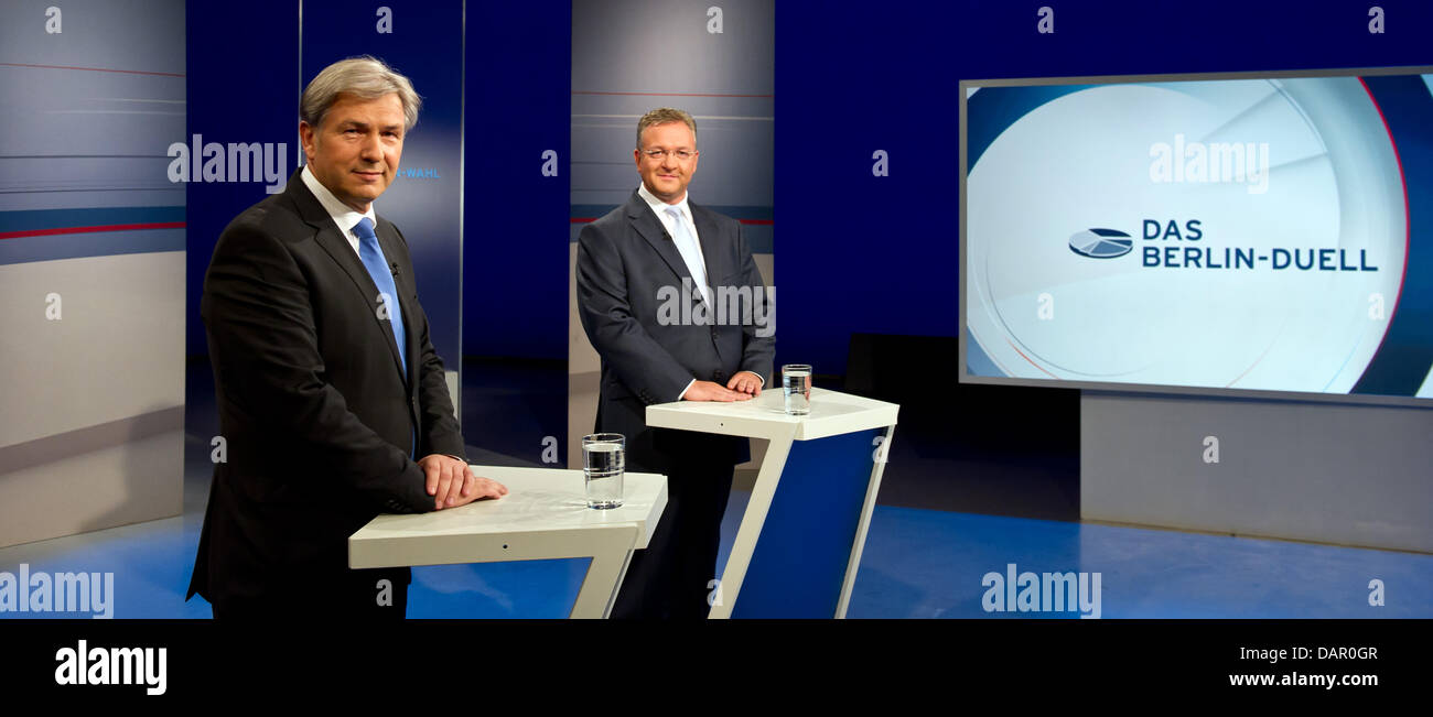 Il primo sindaco di Berlino Klaus Wowereit (l) e il presidente del cristiano democratico dello stato del gruppo e gruppo frazioni, Frank Henkel, sono raffigurati in un rbb studio TV di Berlino, Germania, 6 settembre 2011. I due uomini politici che corrono per il sindaco nelle prossime elezioni di Berlino hanno gareggiato in un duello TV la discussione che è stata trasmessa dal vivo. Foto: Soeren Stache Foto Stock