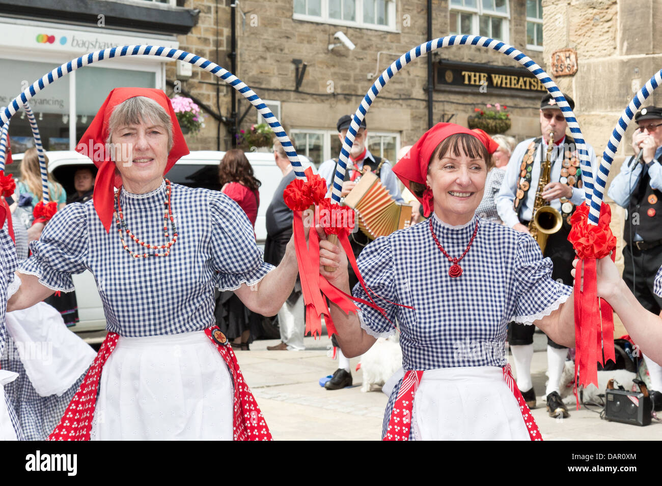 Ritratto di femmina tradizionale ballerini folk a Bakewell Giorno della Danza 2013, Derbyshire, Inghilterra Foto Stock