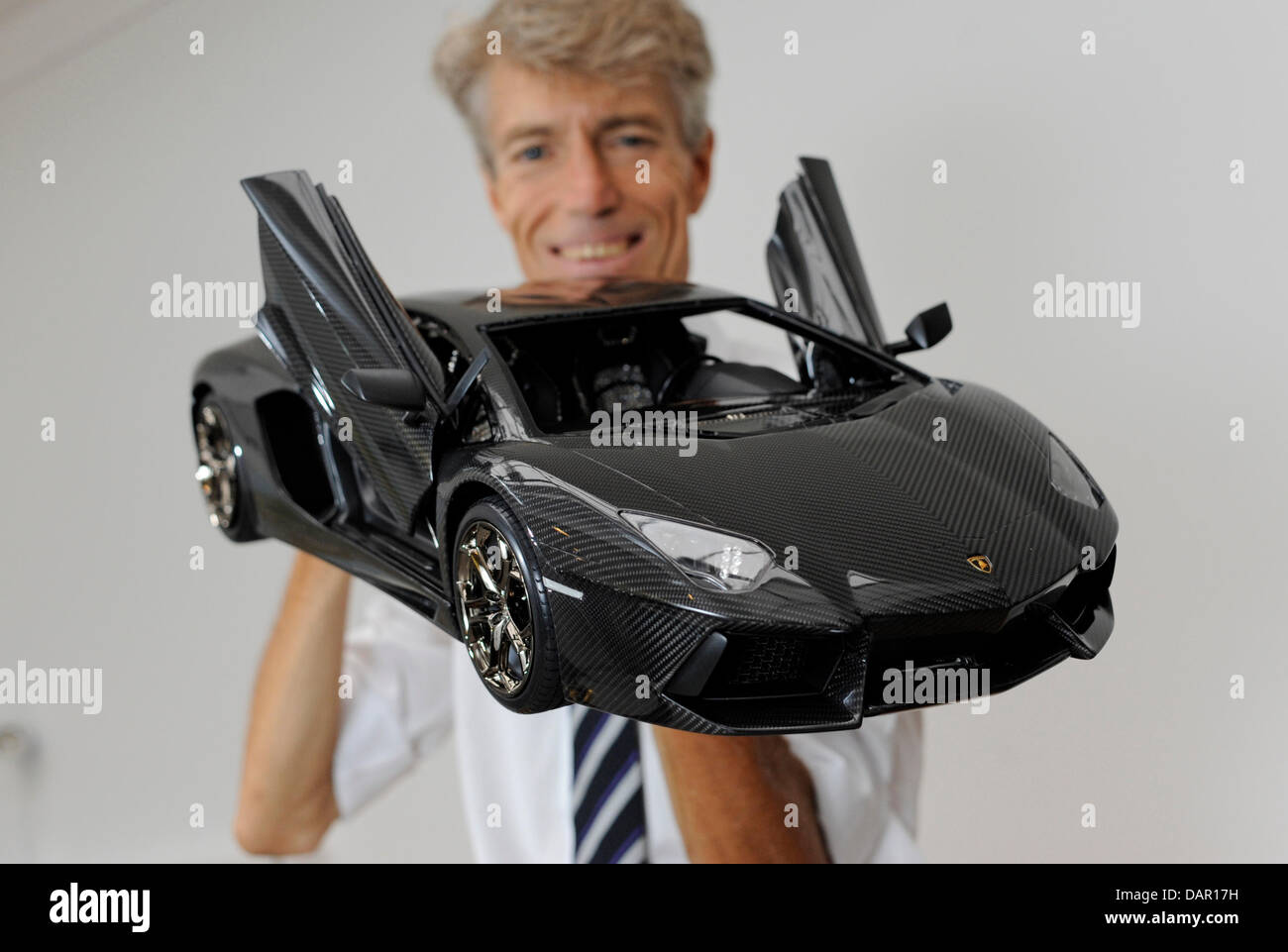 Modello costruttore di auto Robert Guelpen detiene un prototipo di quello che probabilmente è il più costoso modello auto in tutto il mondo nelle sue mani di Traunstein, Germania, 08 settembre 2011. La versione finale del modello di una Lamborghini Aventador LP 700-4, così come il prototipo, è fatto di carbonio come pure i gioielli e avrà un valore di materiale di circa due milioni di euro. Foto: ANDREAS GEBERT Foto Stock