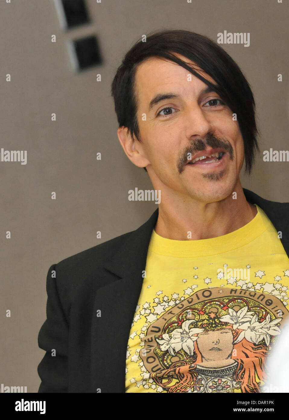Noi cantante Anthony Kiedis dei Red Hot Chili Peppers pone durante un'intervista a Colonia, Germania, 31 agosto 2011. Foto: Jan Knoff Foto Stock
