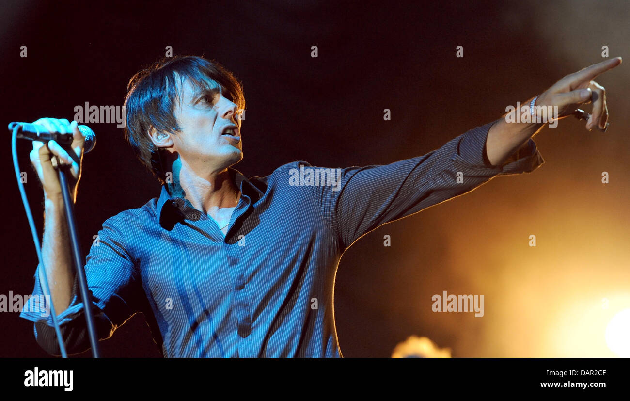 Brett Anderson, cantante della band britannica scamosciato, compie durante il Festival di Berlino 2011 parte della musica di Berlino settimana presso l'ex aeroporto di Tempelhof sono visto a Berlino, Germania, 09 settembre 2011. 77 band eseguono durante i due giorni del festival. Foto: Britta Pedersen Foto Stock