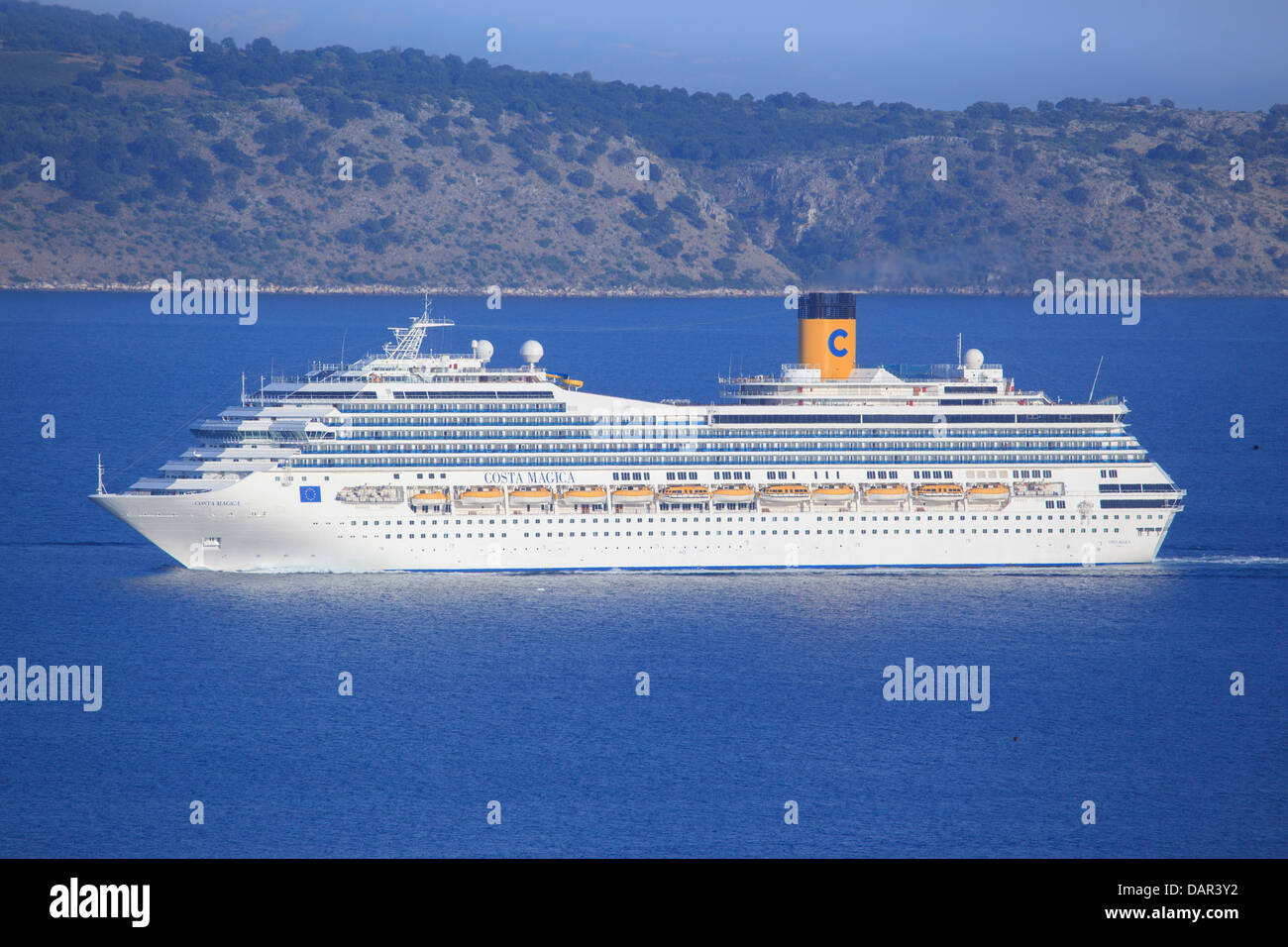 La nave da crociera Costa Magica vela nello stretto tra Corfù e Albania Foto Stock