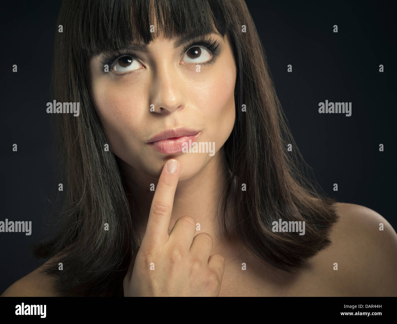 Bella donna latina marrone scuro brunette capelli. Foto Stock