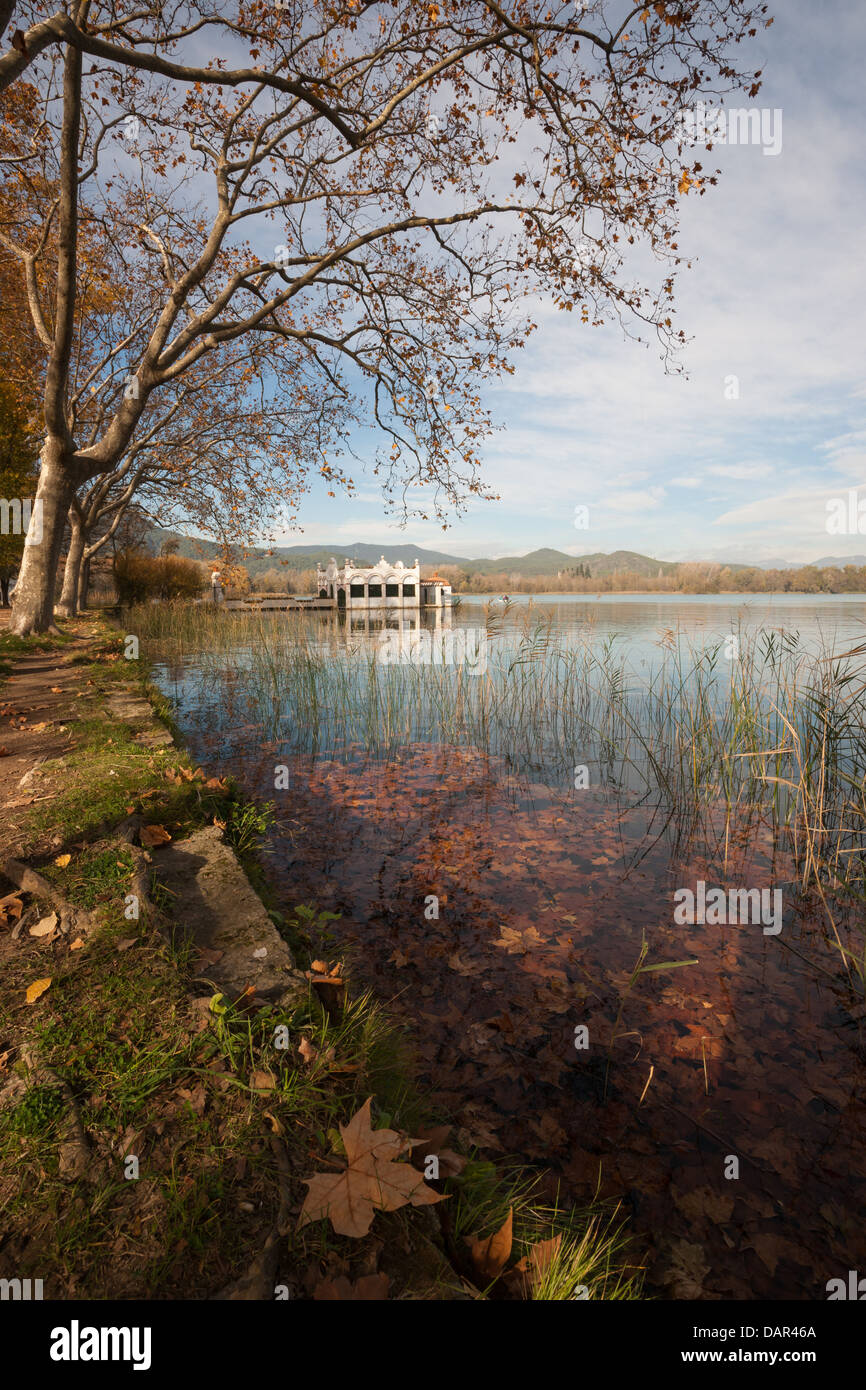 Paesaggio autunnale con un piccolo boathouse sulla riva di un lago. Banyoles, la Catalogna. Foto Stock