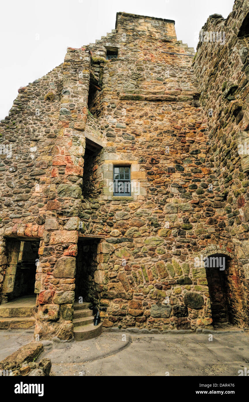 La torre del XV secolo di Castle Campbell sopra Dollar Glen nel Ochils da sud Foto Stock