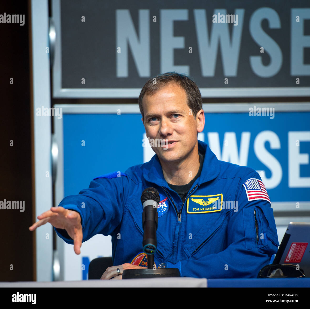 L'astronauta Tom Marshburn discute delle sfide tecniche dell'EVA e delle esperienze di spacewalk al Newseum, sottolineando la manutenzione dell'ISS, le operazioni stravaganti, l'addestramento degli astronauti, la pianificazione delle missioni, procedure operative e esperimenti scientifici. Foto Stock
