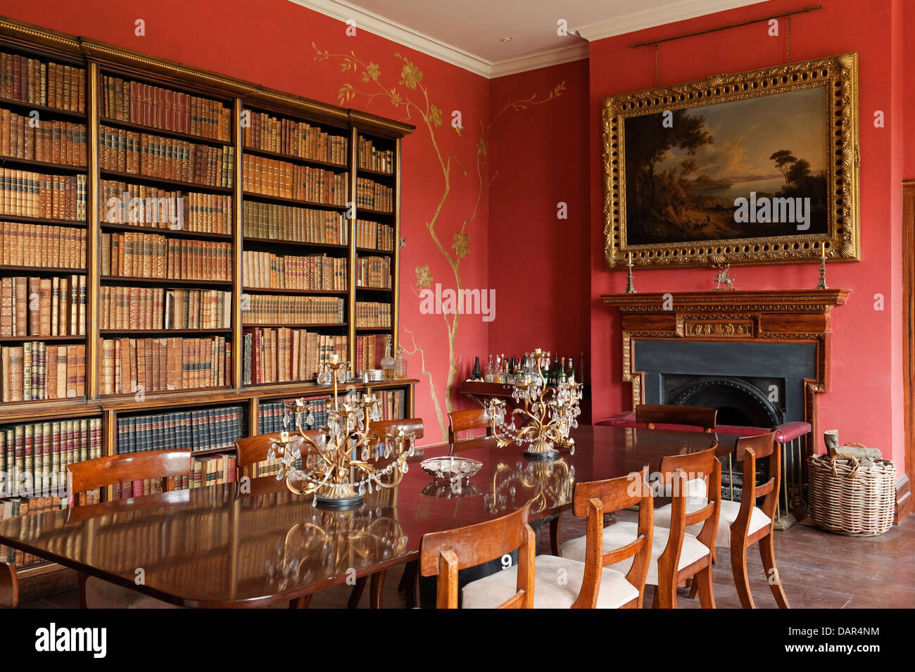Biblioteca di libri nella sala da pranzo del Gloucestershire country estate house Foto Stock