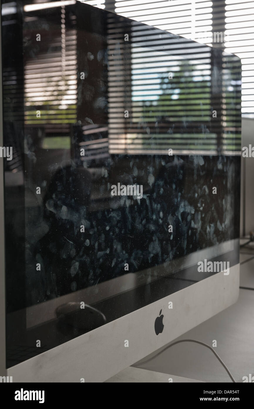 La fine della scuola o college come sappiamo che le righe di computer nel buio di una classe molto precedentemente utilizzato per ora in attesa di essere utilizzati Foto Stock