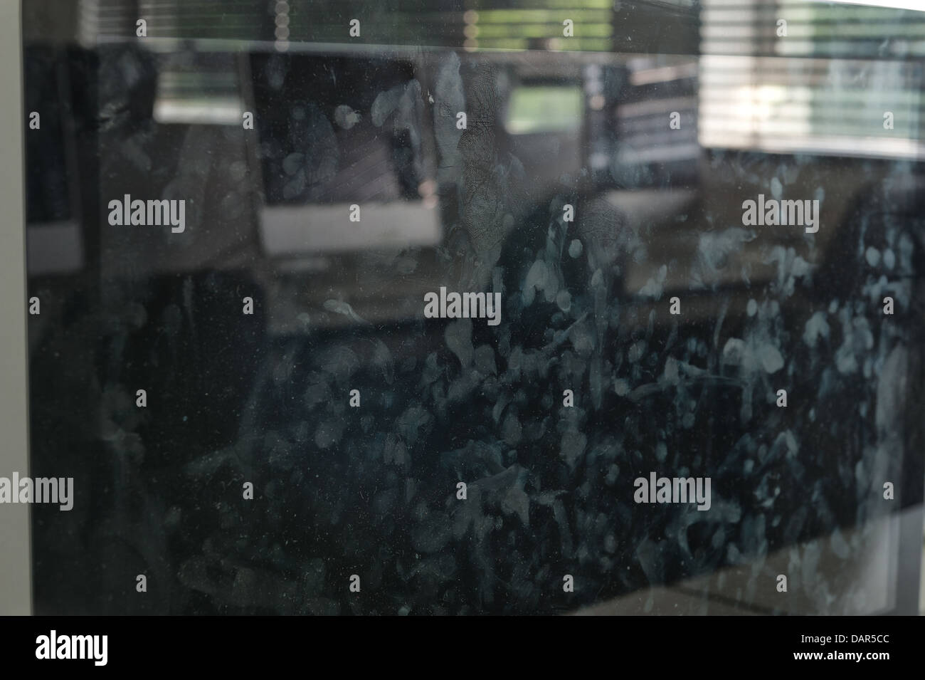 La fine della scuola o college come sappiamo che le righe di computer nel buio di una classe molto precedentemente utilizzato per ora in attesa di essere utilizzati Foto Stock