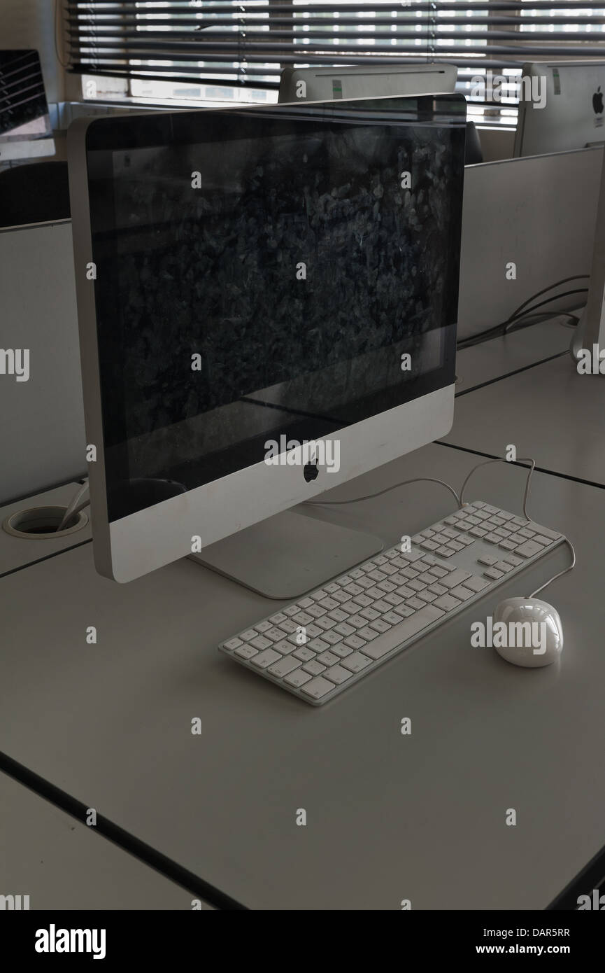 La fine della scuola o college come sappiamo che le righe di computer nel buio di una classe molto precedentemente utilizzato per ora in attesa di essere utilizzati Foto Stock